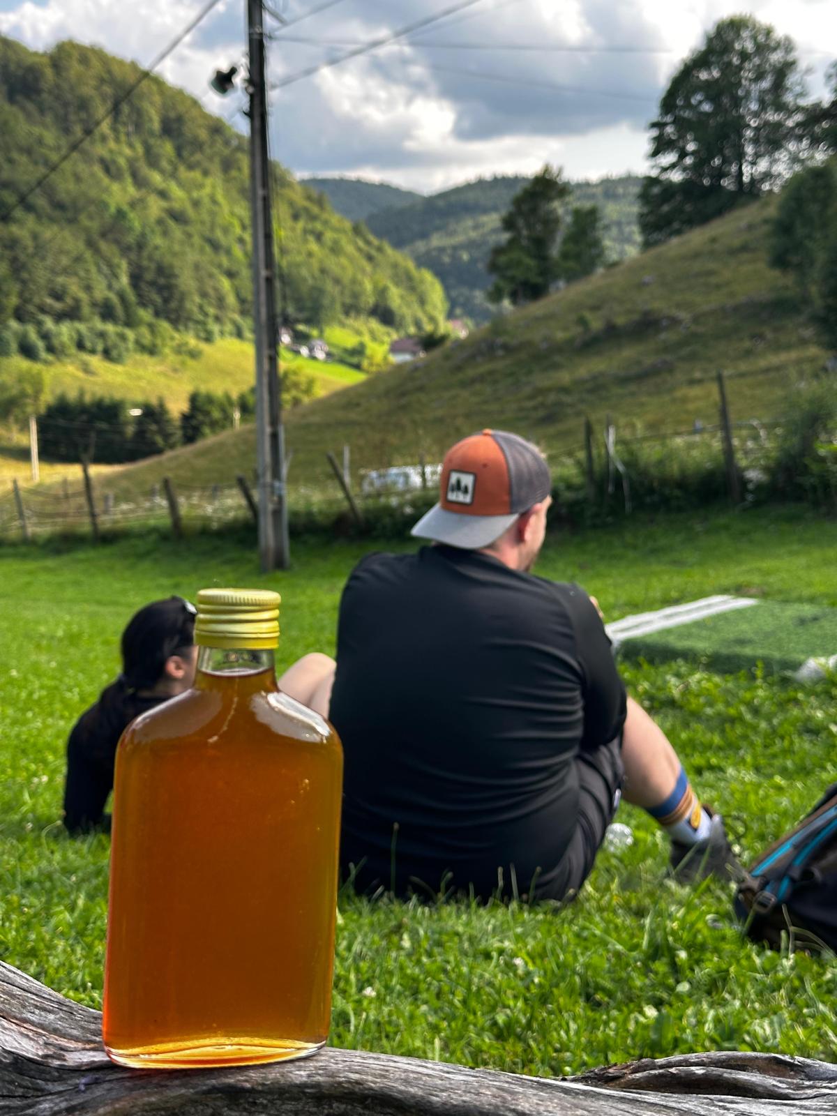 Turiști degustând Gutuiată La Ciocan